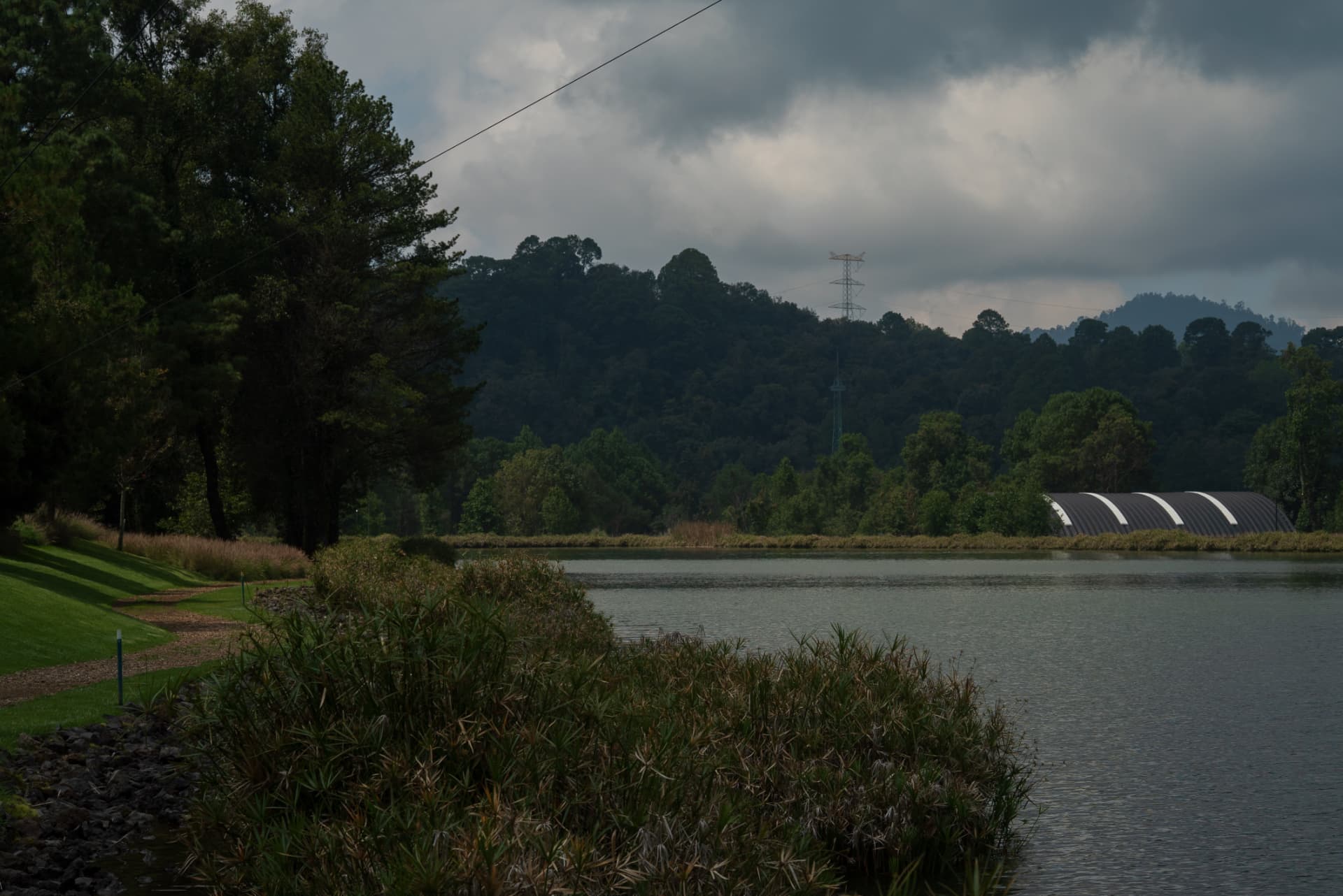Lago y bosque en Avándaro, Valle de Bravo